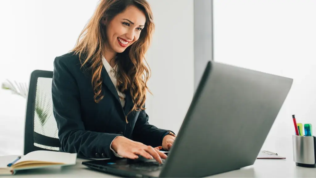 Frau arbeitet am Laptop